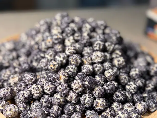 Böğürtlenli Leblebili Şeker — Blackberry Sugared Chickpeas