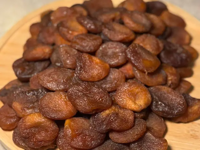 Güneşte Kurumuş Kayısı — Sun-Dried Apricots